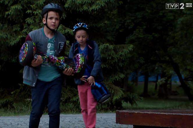 M jak miłość, odcinek 1460: Wojtuś (Feliks Matecki), Dominik (Antoni Kołodziej)