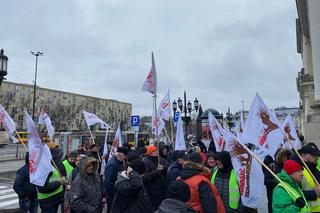 Warszawa: pracownicy MPO protestowali przed ratuszem