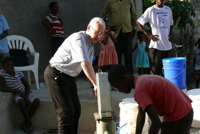 Ks. Marian Subocz podczas wizyty roboczej w stoli Haiti w 2012 roku