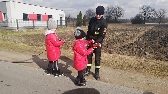 Dzieciaki z Rudy Małej poznają tajniki bycia strażakiem! [FOTO, WIDEO]