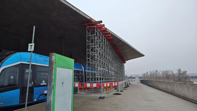 Tak wygląda uszkodzony dach nad przystankiem tramwajowym we Wrocławiu. Miasto zabezpiecza go ogromnymi podporami 