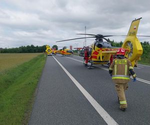Wypadek busa i osobówki pod Łęczycą. Kilkanaście osób poszkodowanych [ZDJĘCIA]
