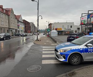 Groźny wypadek w Piekarach Śląskich. Samochód uderzył w latarnię. Dwoje dzieci trafiło do szpitala