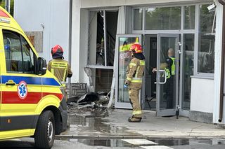 Auto wbiło się w budynek Instytutu Lotnictwa