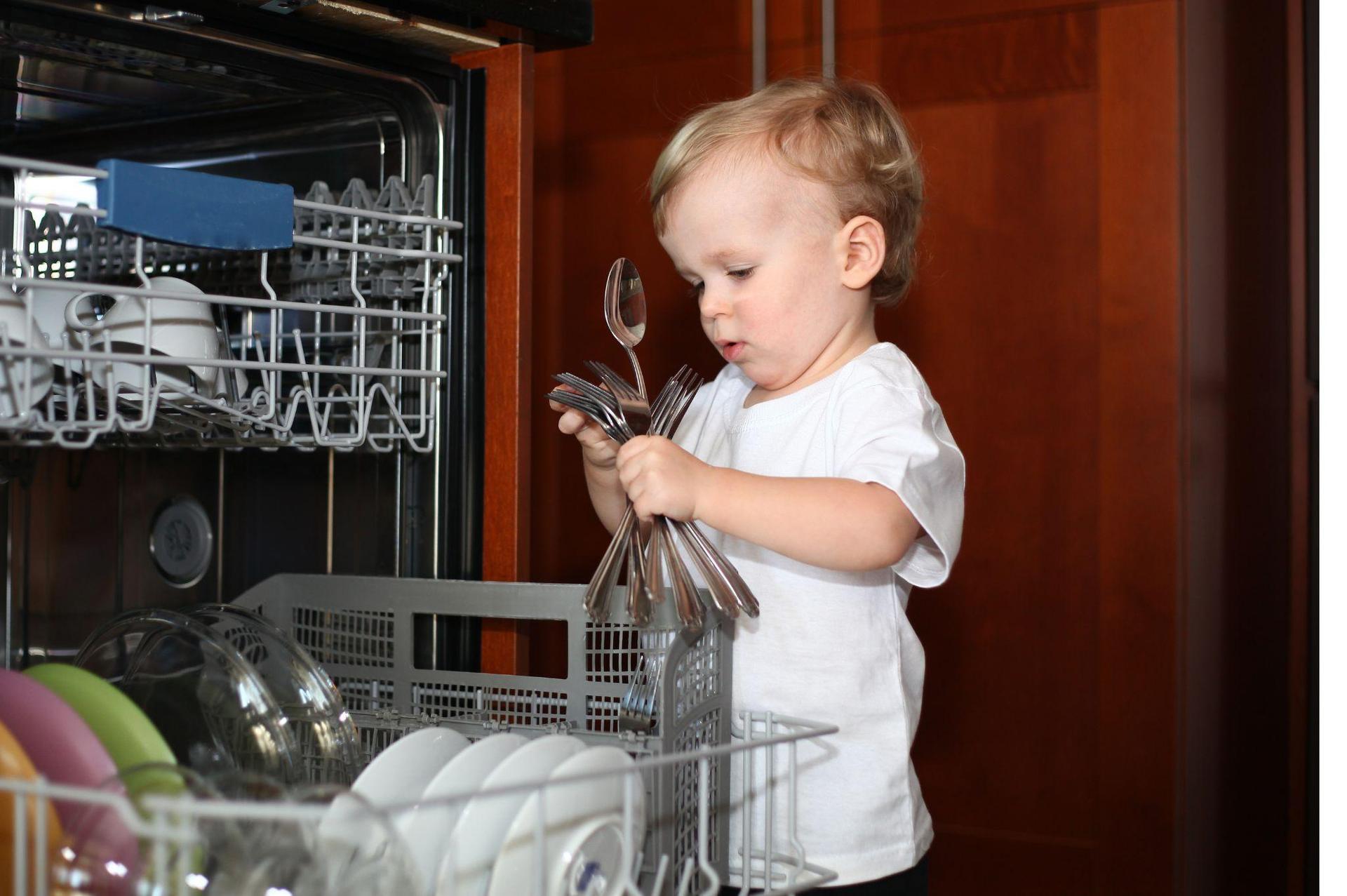 Разбор детей. Ребенок и посудомойка. Ребенок с посудомоечной машиной. Разгружать посудомойку. Разгружать посудомоечную машину.