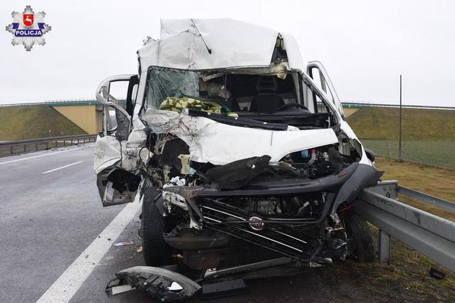 Krótką drzemkę mógł przypłacić życiem. Jazdę busem zakończył na barierkach