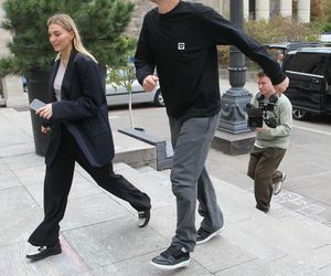 Wojciech Szczęsny z dziećmi na premierze filmu o sobie