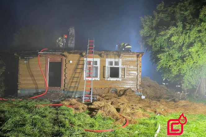 Pożar drewnianego domu pod Brzeskiem. Z ogniem walczyło blisko 30 strażaków