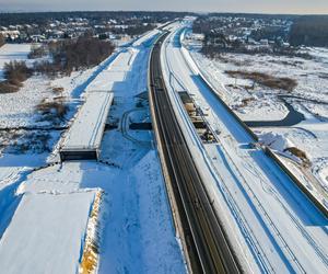 Autostrada A2 do Siedlec z lotu ptaka w ziomowej scenerii 