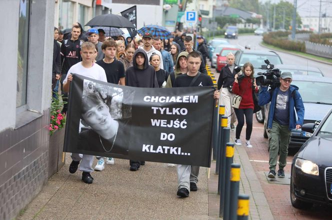 Setki osób upamiętniły Oliwiera. 20-latek zmarł po interwencji policji. "Zabili go jak zwierzę"