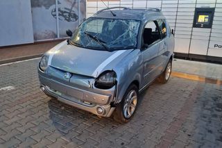 Kolizja na stacji paliw w Krobi. Osobówka przewróciła czterokołowiec