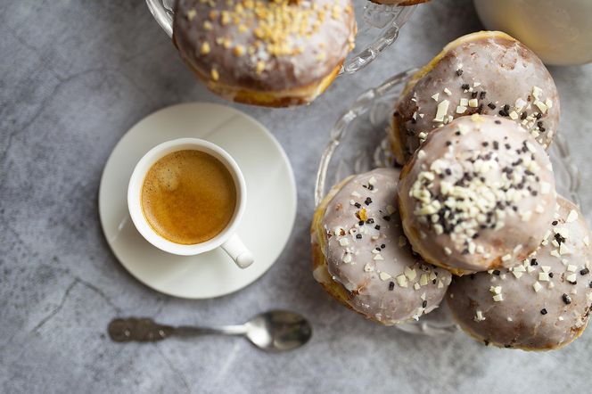 Czym popijać pączki? Lekarka radzi, co pić dla lepszego trawienia