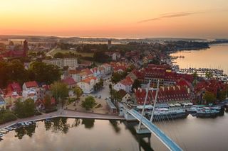 Ta kraina to raj dla turystów. Można zwiedzić tam m.in. „mazurski Sopot”