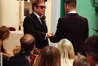 Elton John wyszedł za mąż! Obrączki podali mu synowie!