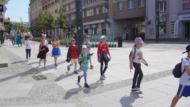 Dni Bajki 2024. W centrum Olsztyna zrobiło się bajkowo. Dzieci przejęły władzę nad miastem [ZDJĘCIA]