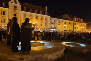 Manifestacja antywojenna na Rynku Kościuszki.  Na transparentach napisy: ''Precz z Putinem'' i ''Solidarni z Ukrainą''