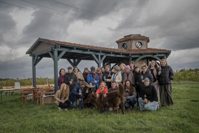 Stowarzyszenie Kobiety i wino przed oryginalną scenografią z filmu "Chopin, Chopin" w Winnicy Saganum. Z końcem października dziewczyny organizują Konferencję enologiczną, w której Renata również weźmie udział.