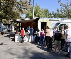 Pożar bazarku w Warszawie. Całkowicie spłonęło 12 budek sprzedażowych. Przyczyny nie są znane