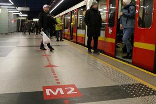 Nowe oznaczenia na stacji metro Świętokrzyska. Nikt z nich nie korzysta, w łączniku dalej jest tłok