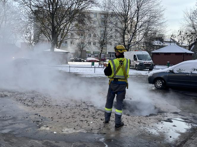 Rura rozsadziła chodnik na Bielanach