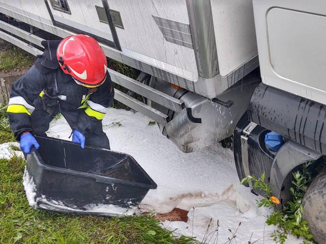 Łososina Dolna. Zderzenie dwóch dostawczaków. Ciężarówka chciała je minąć i skończyła w rowie