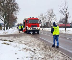 Huknął oplem w przepust wodny i ogrodzenie posesji. Pasażer nie żyje, kierowca w szpitalu