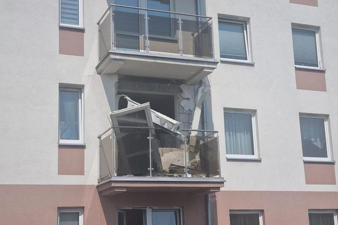 Eksplozja w mieszkaniu wyłamała drzwi balkonowe! Kuriozalna przyczyna