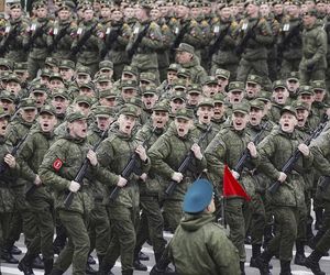 Putin gromadzi sprzęt 50 km od granicy z NATO! Wszystko widać na zdjęciach!