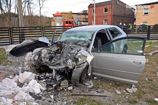 KOSZMARNY wypadek w Tarnowskich Górach. Zginął młody kierowca [ZDJĘCIA]