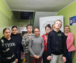 Przyjazne korytarze dla dzieci z autyzmem i sprzężeniami