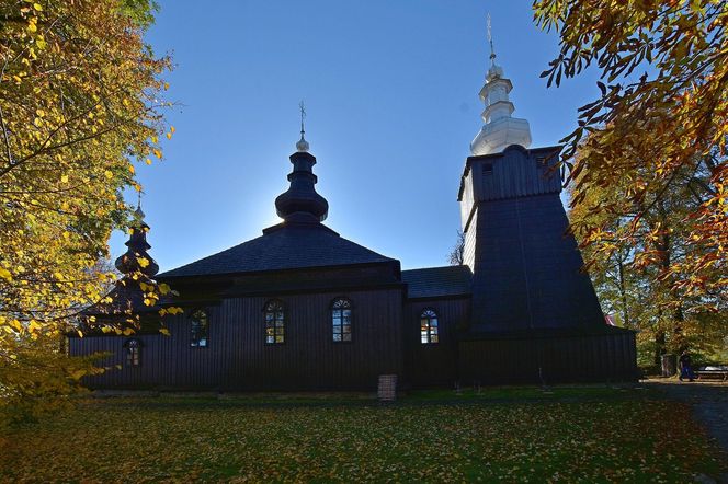 To malownicza wieś w Małopolsce. Zachwyca drewnianą cerkwią w sąsiedztwie Karpat