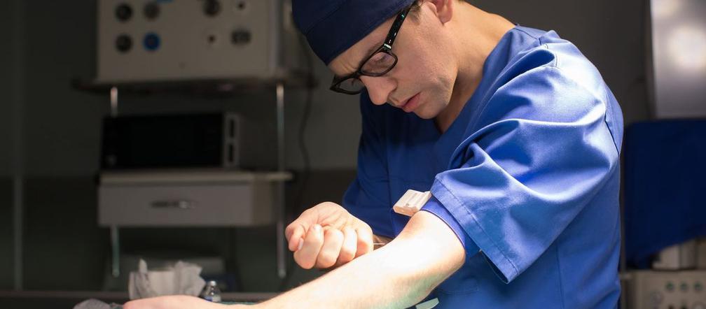 Na dobre i na złe odcinek 706 Artur Bart (Piotr Głowacki)