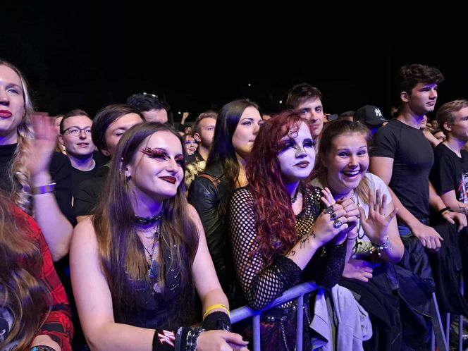 Posadzili drzewa, a następnie dali gorący koncert. Finał akcji zespołu Nocny Kochanek w Skarżysku