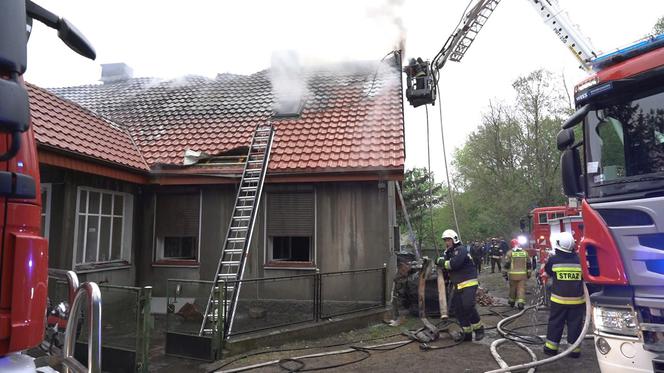 Ogień na plebanii pojawił się w czasie mszy. Żywioł strawił majątek parafian 