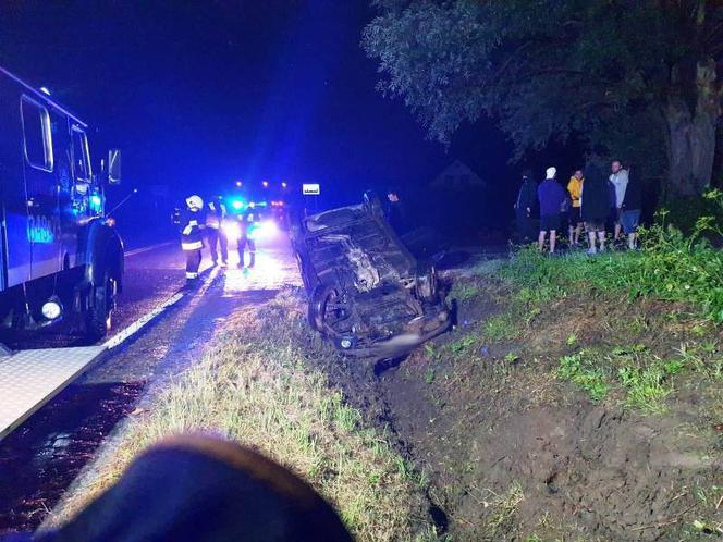 Obłazy Ryterskie. Dachowanie w przydrożnym rowie! Pasażerowie mogą mówić o cudzie