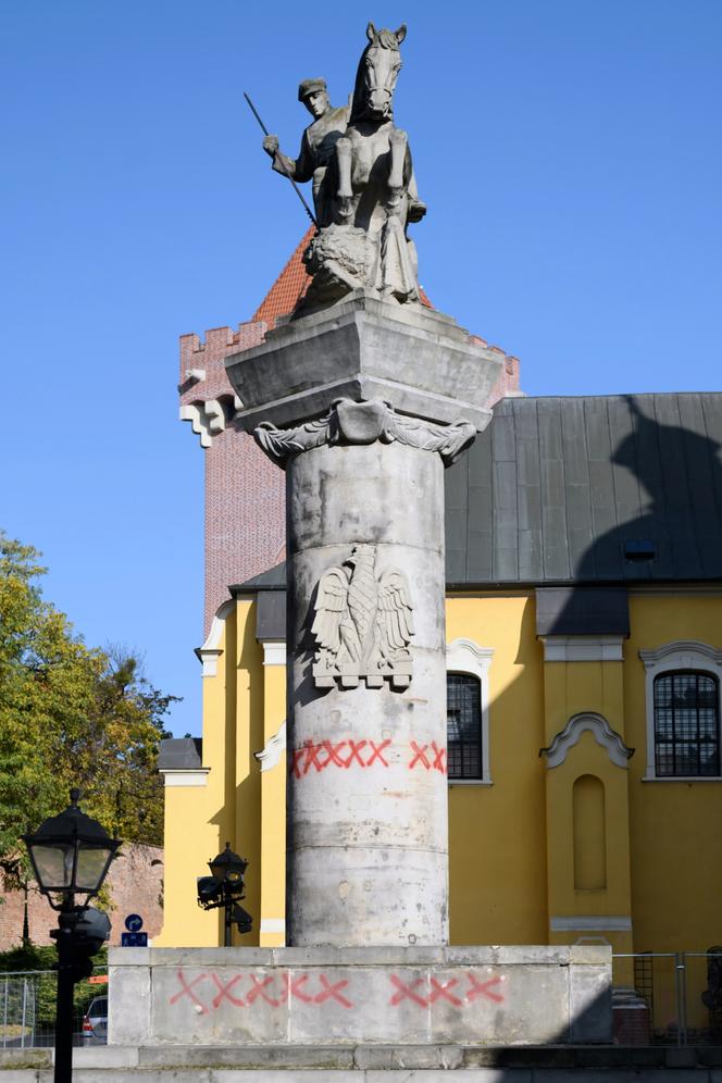 Tajemnicze znaki X na pomniku 15. Pułku Ułanów Poznańskich! Kto je namalował? [ZDJĘCIA] 