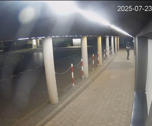 Wandale zniszczyli tablicę Pawła Adamowicza i wulgarnie obrazili prezydentkę miasta