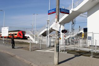  Takiego absurdu w Warszawie już dawno nie było. Mieszkańcy Pragi załamani po budowie kładki nad torami