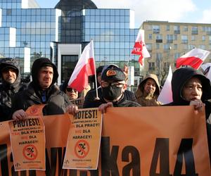 Przestańcie nas okradać!. Najemcy z Marywilskiej protestują przed ratuszem