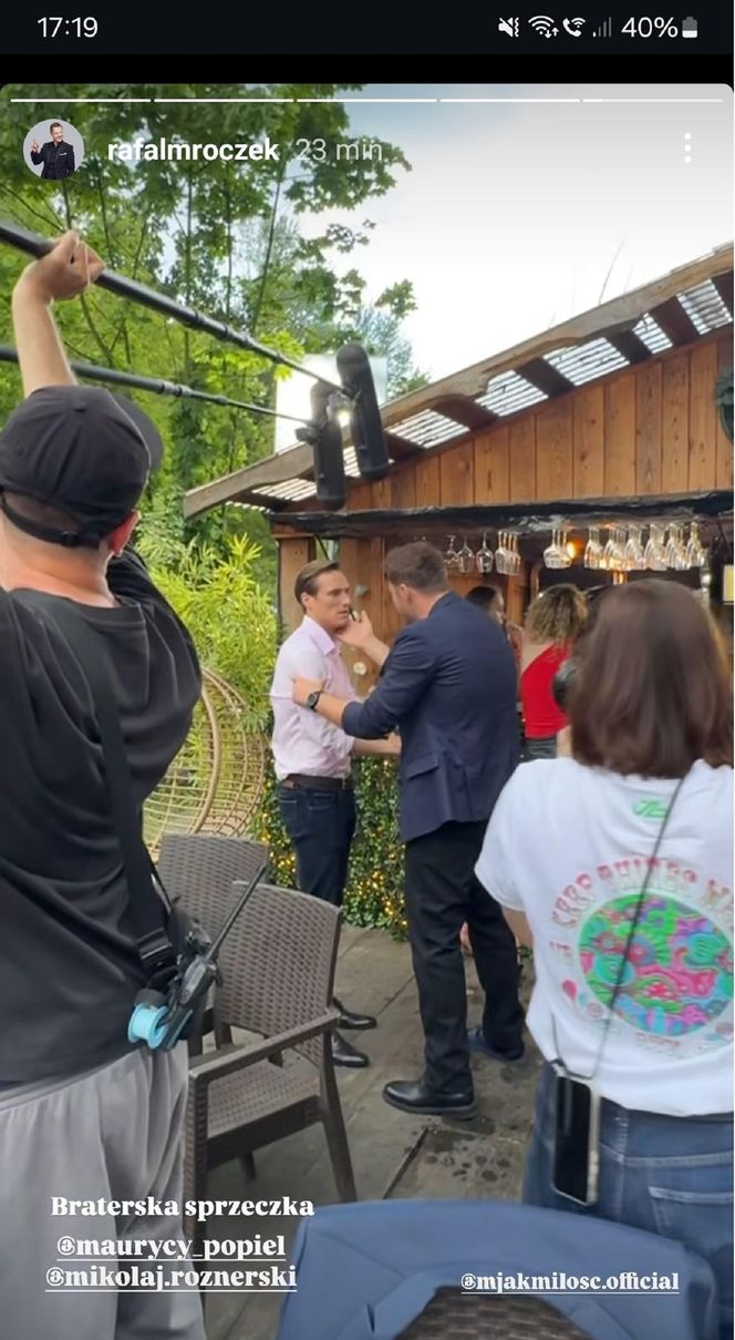 	M jak miłość nowy sezon po wakacjach. Olek (Maurycy Popiel), Marcin (Mikołaj Roznerski) na planie