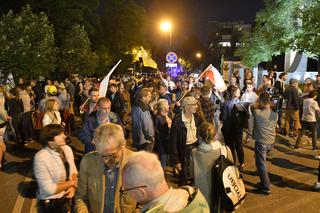Protest przed Sejmem. Ludzie zebrani przed Sejmem po przyjęciu Lex TVN