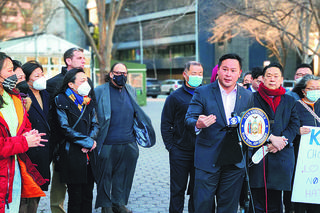 Żąda $50 mln dla seniorów