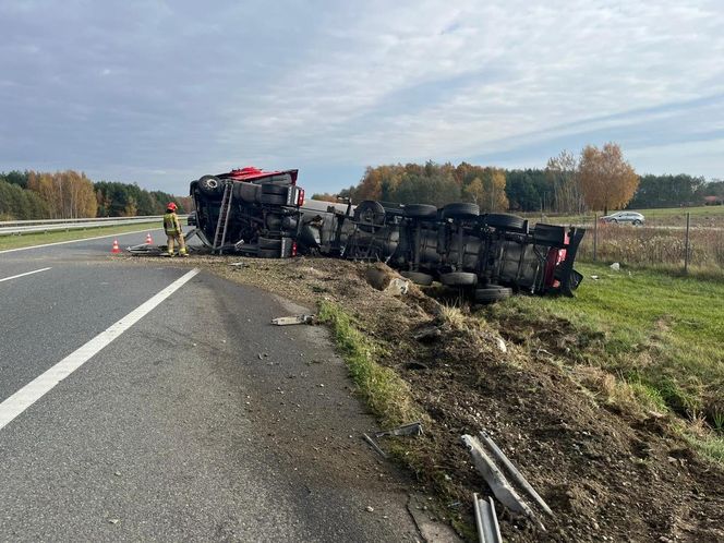 Groźne zdarzenie na A4 koło Tarnowa. Cysterna wylądowała w rowie