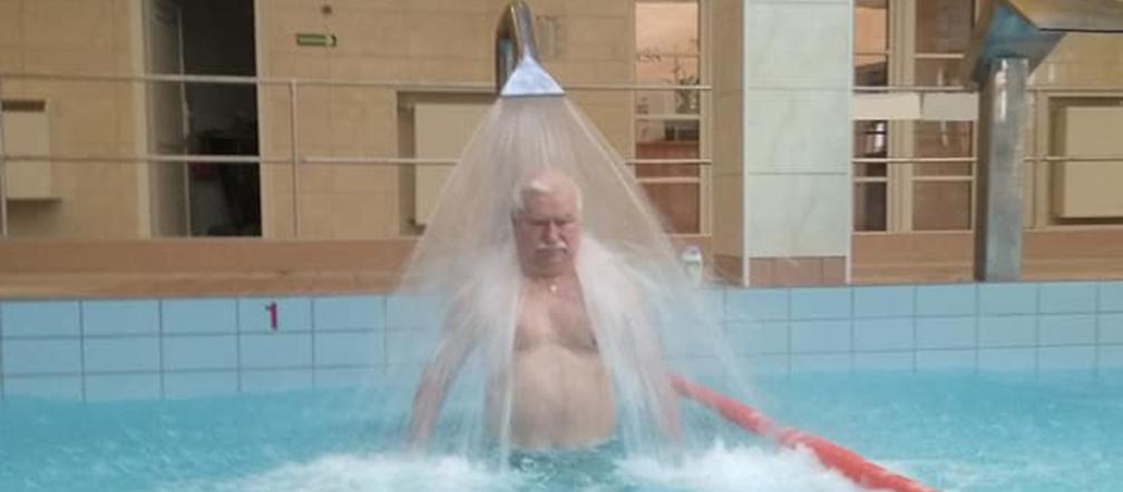 Lech Wałęsa na basenie