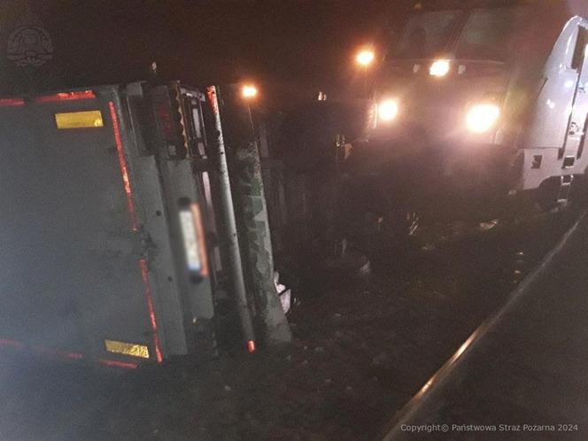 Łódź. Wypadek na przejeździe kolejowym. Tir zderzył się z pociągiem towarowym [ZDJĘCIA].