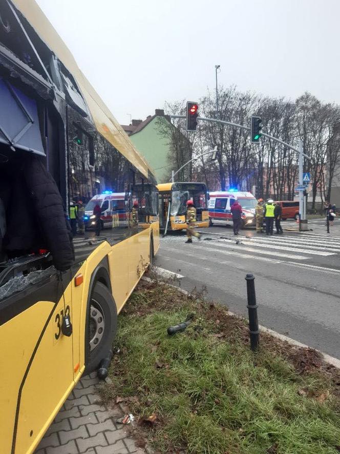 Zderzenie dwóch autobusów na skrzyżowaniu w Gliwicach