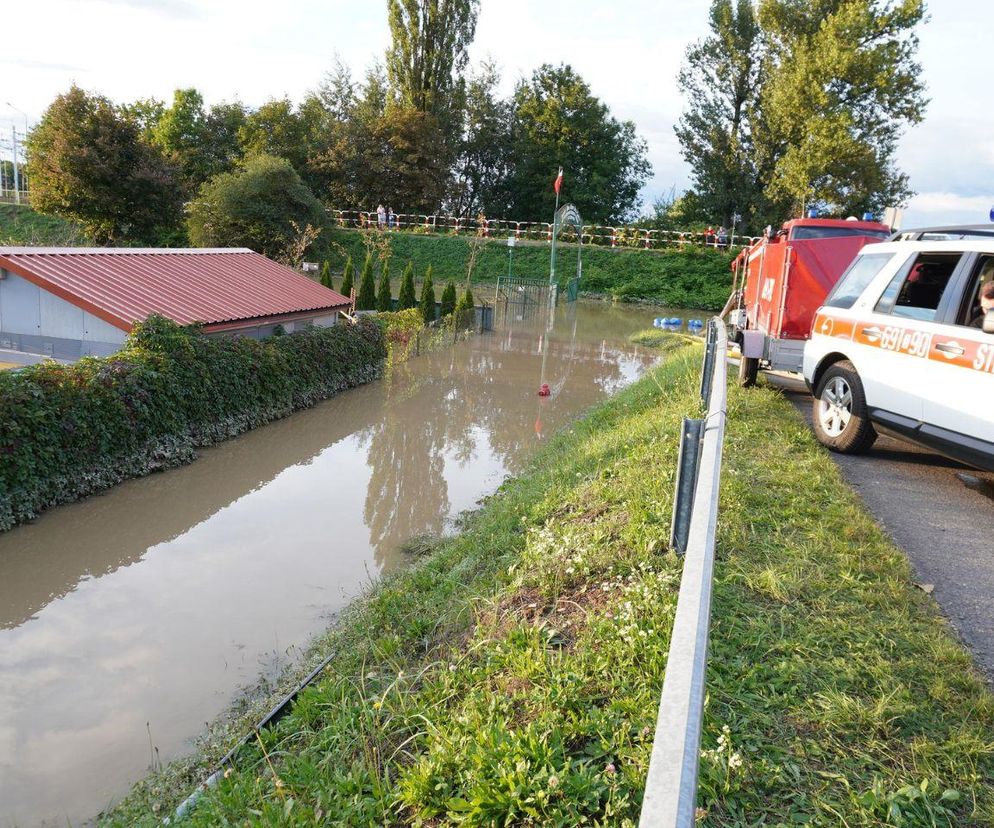 Alarm przeciwpowodziowy w powiecie bielskim zniesiony. Trwa pompowanie wody z zalanych terenów