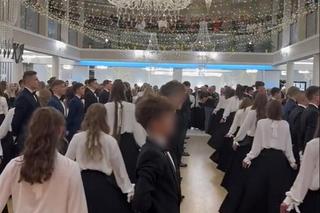 To nagranie ze studniówki zachwyca! Polonez  jak z innych czasów.  Białe bluzki, czarne spódnice