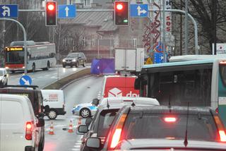 TRAGEDIA na wiadukcie Tarnobrzeskim! 34-latek wtargnął pod rozpędzone auto! [ZDJĘCIA]