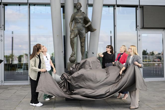 W Gdańsku odsłonięto pomnik piłkarki - superbohaterki